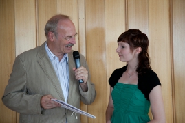 Prof. Dr. Klaus Mohnike überreichte die Auszeichnung an Johanna Müggenburg
