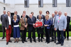 Stiftungsgremien der Stiftung „Achtung! Kinderseele“ trafen sich mit der Schirmherrin, Bundessozialministerin Dr. Ursula von der Leyen am 23. Mai 2013 in Berlin.