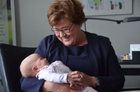 Ministerin Grimm-Benne mit Baby_1_Sachsen Anhalt hört früher